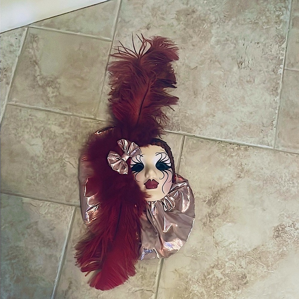 Elegant Feathered Mask Decor
